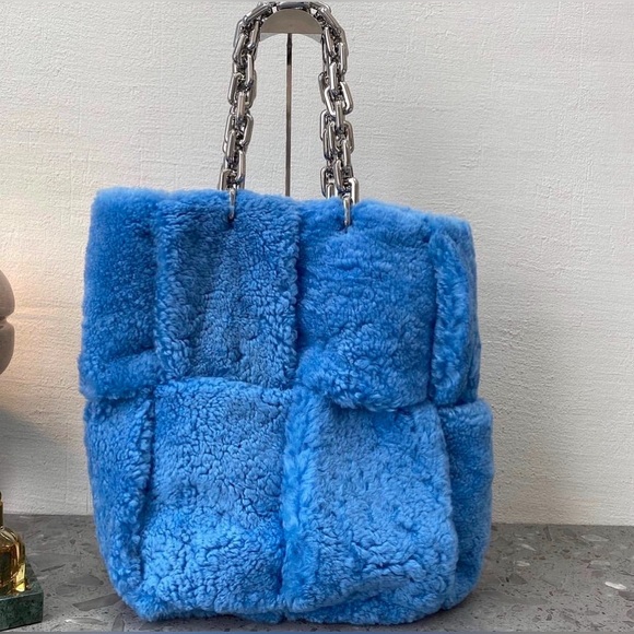 Luxury Faux Shearling Tote Bag with Gold Chain Straps NWOT - Picture 3 of 6